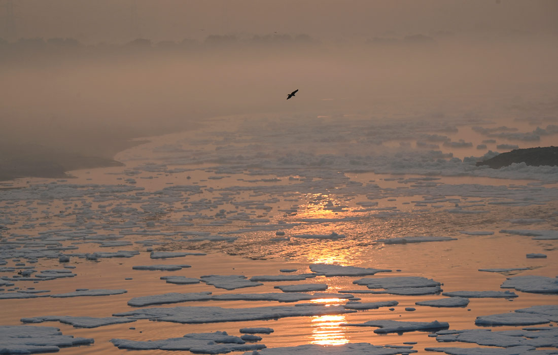 Токсичной пеной покрыта река Ямуна в Нью-Дели