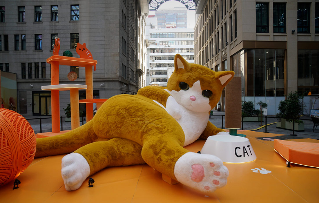 Статую оранжевого кота установили рядом с пешеходной улицей Нанкин-роуд в Шанхае