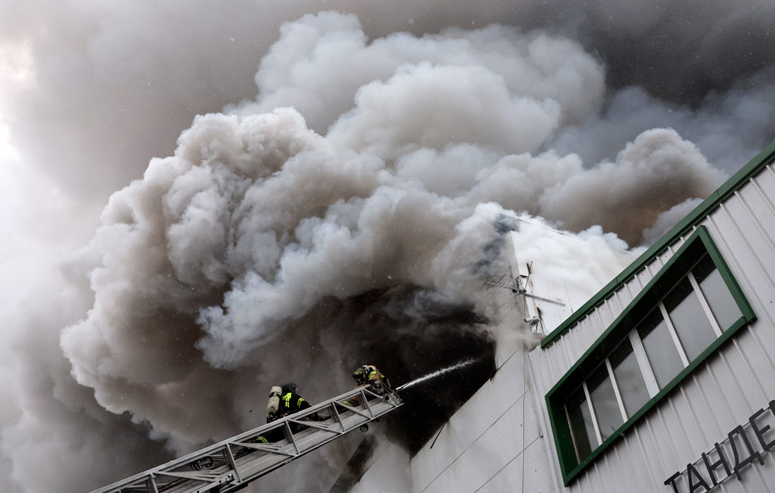Пожарные локализовали возгорание на производстве лакокрасочных и пиротехнических изделий в подмосковном Подольске