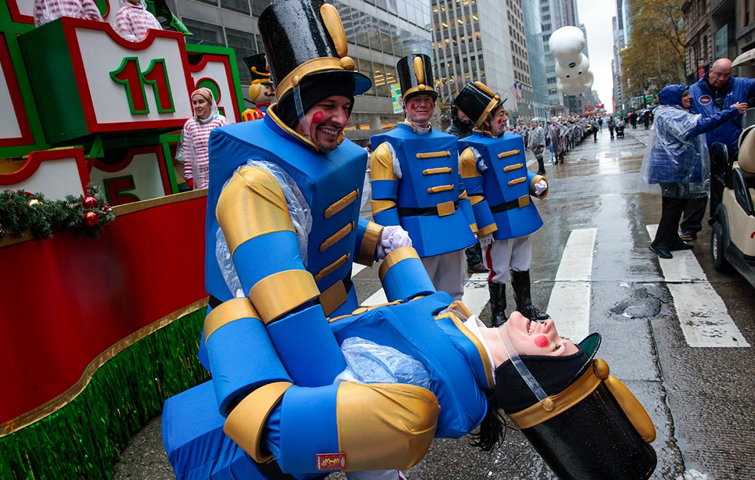 Macy's провел ежегодный парад в честь Дня благодарения в Нью-Йорке