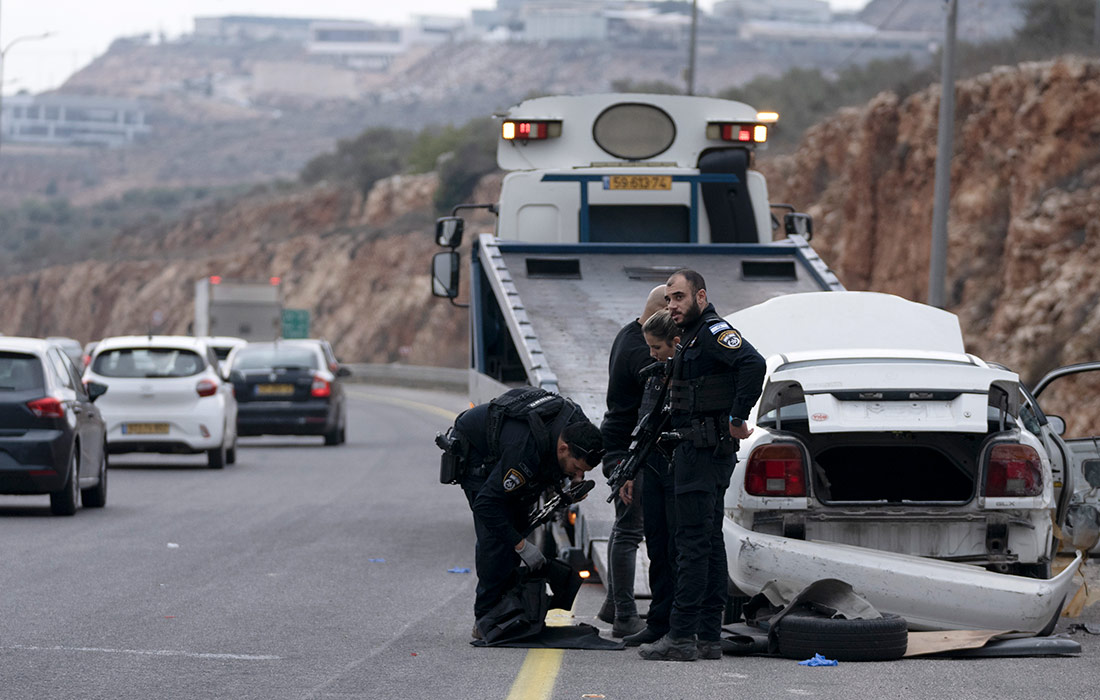На Западном берегу реки Иордан при нападении на израильский автобус пострадали по меньшей мере девять человек