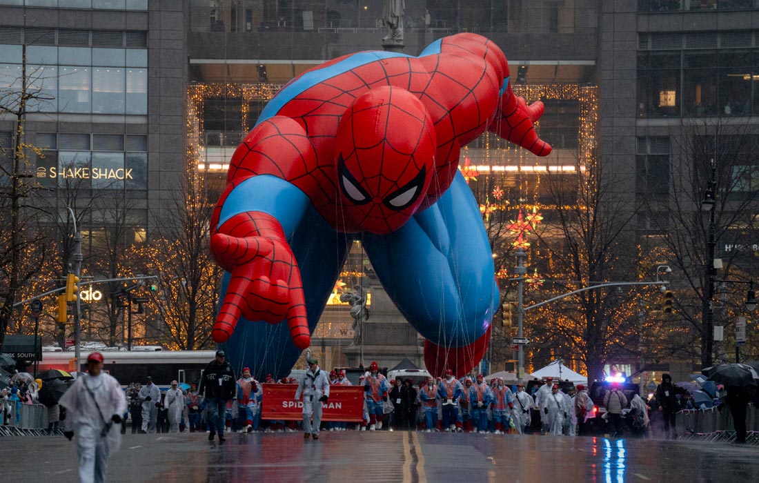 Парад гигантских надувных игрушек Macy's в честь Дня благодарения в Нью-Йорке