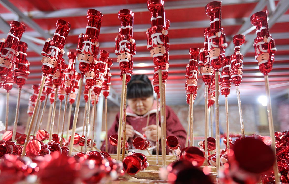 Производство новогодних украшений в китайской провинции Аньхой