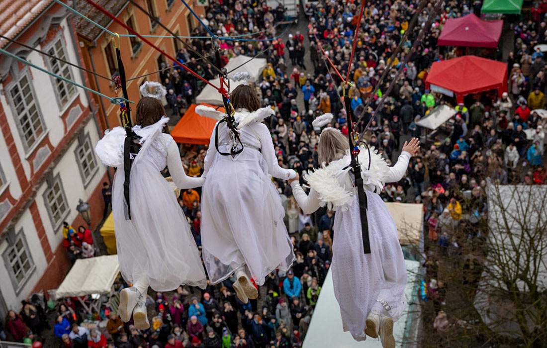 Традиционный полет ангелов на рождественской ярмарке в чешском Уштеке