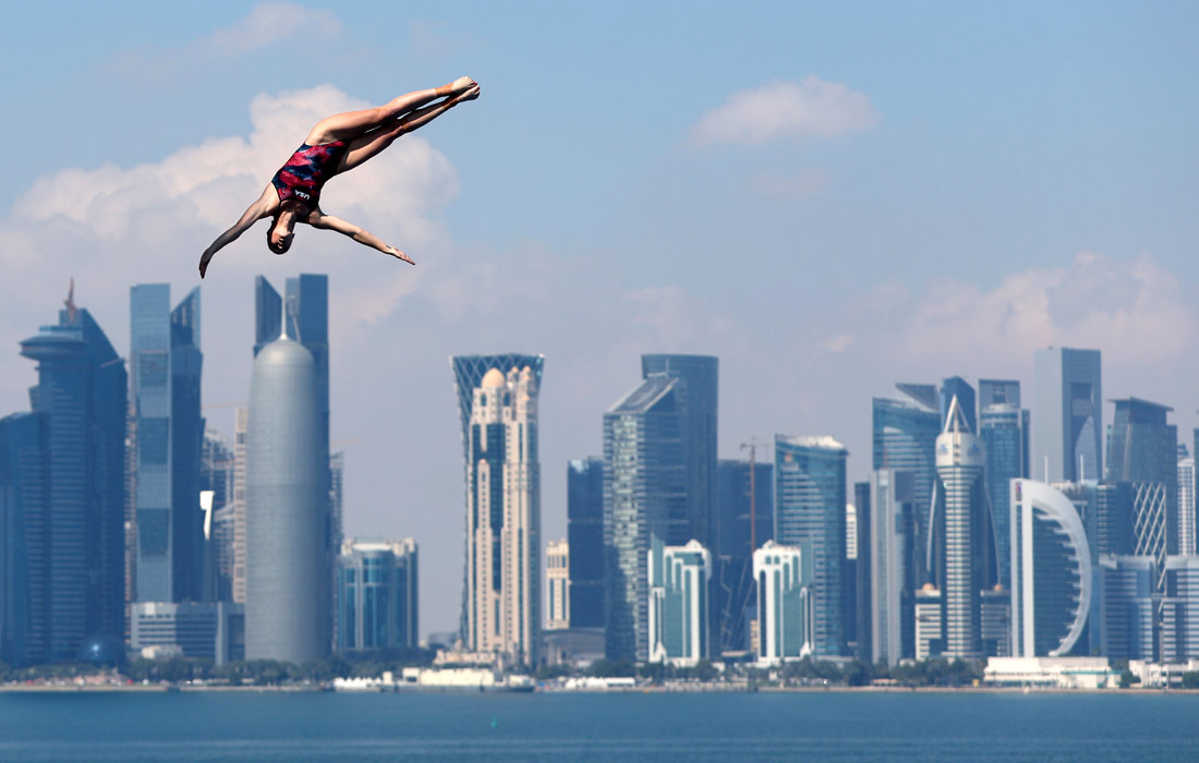 Элли Смарт из США участвует в предварительных соревнованиях по прыжкам в воду с высоты 20 метров среди женщин на чемпионате мира по водным видам спорта в Дохе, Катар