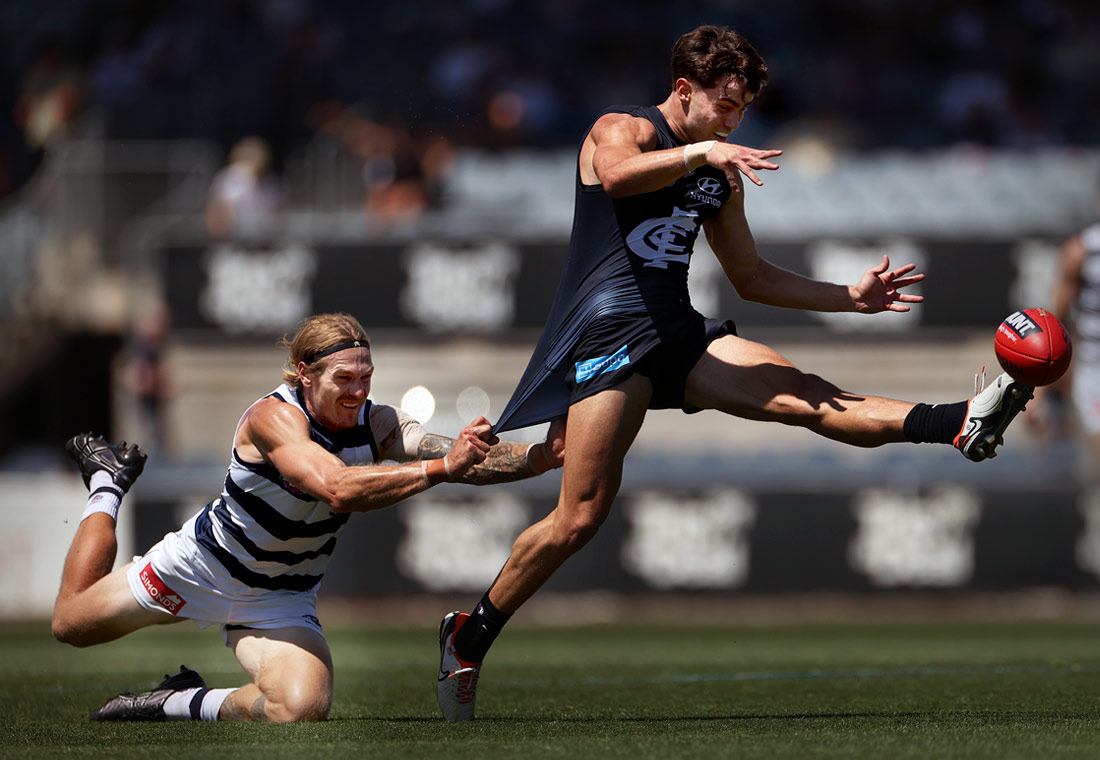 Игроки во время тренировочного матча по австралийскому футболу между "Карлтон Блюз" и "Джилонг Кэтс" в Мельбурне