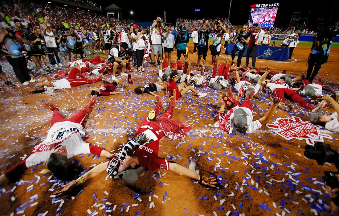 Игроки "Оклахома Сунерс" празднуют титул чемпионов Мировой серии среди женщин по софтболу NCAA в Девон-парке, штат Оклахома, США