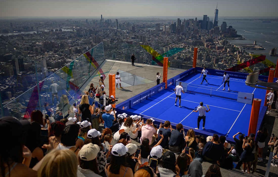 Профессиональные теннисисты играют в пиклбол на смотровой площадке Edge в Нью-Йорке
