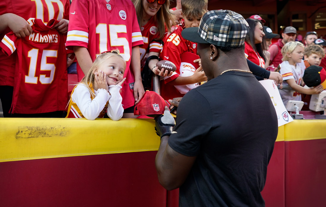 Юная болельщица в ожидании автографа от игрока "Нью-Орлеан Сэйнтс" (американский футбол) Вилли Гэя-младшего в Канзас-Сити, штат Миссури