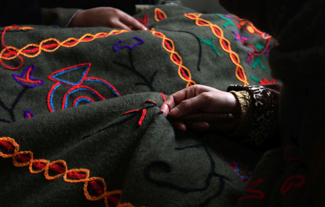 Изготовление традиционных ковров габбе в индийском Кашмире