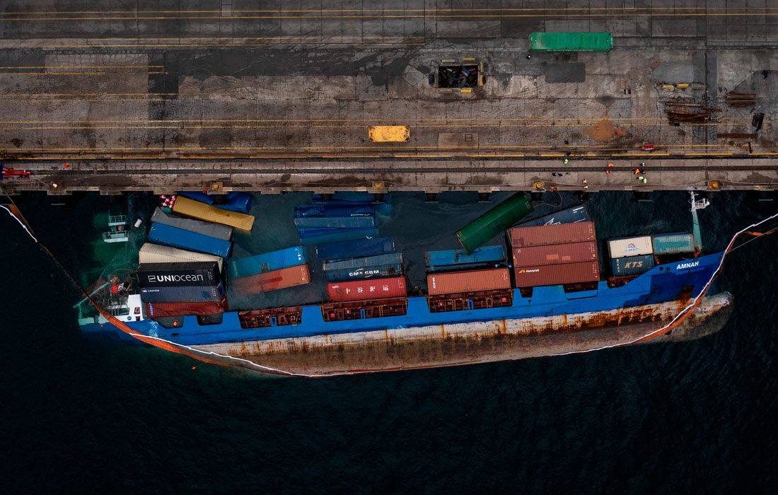 В Стамбуле в порту Амбарли контейнеровоз опрокинулся на бок. С борта судна эвакуировали 15 человек.