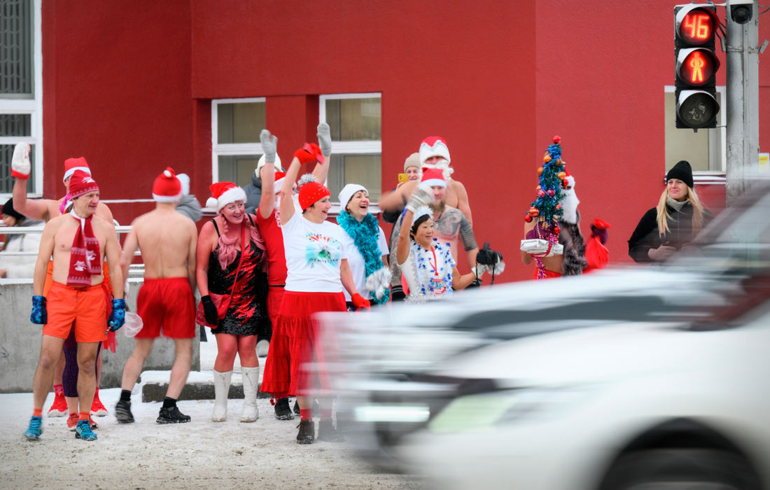Участники клубов закаливания и зимнего плавания во время новогоднего забега по улицам Новосибирска