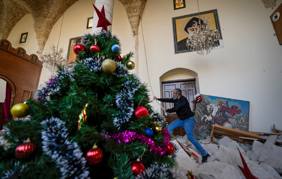 Рождественская ель в католической церкви, разрушенной в результате израильского авиаудара, на юге Ливана