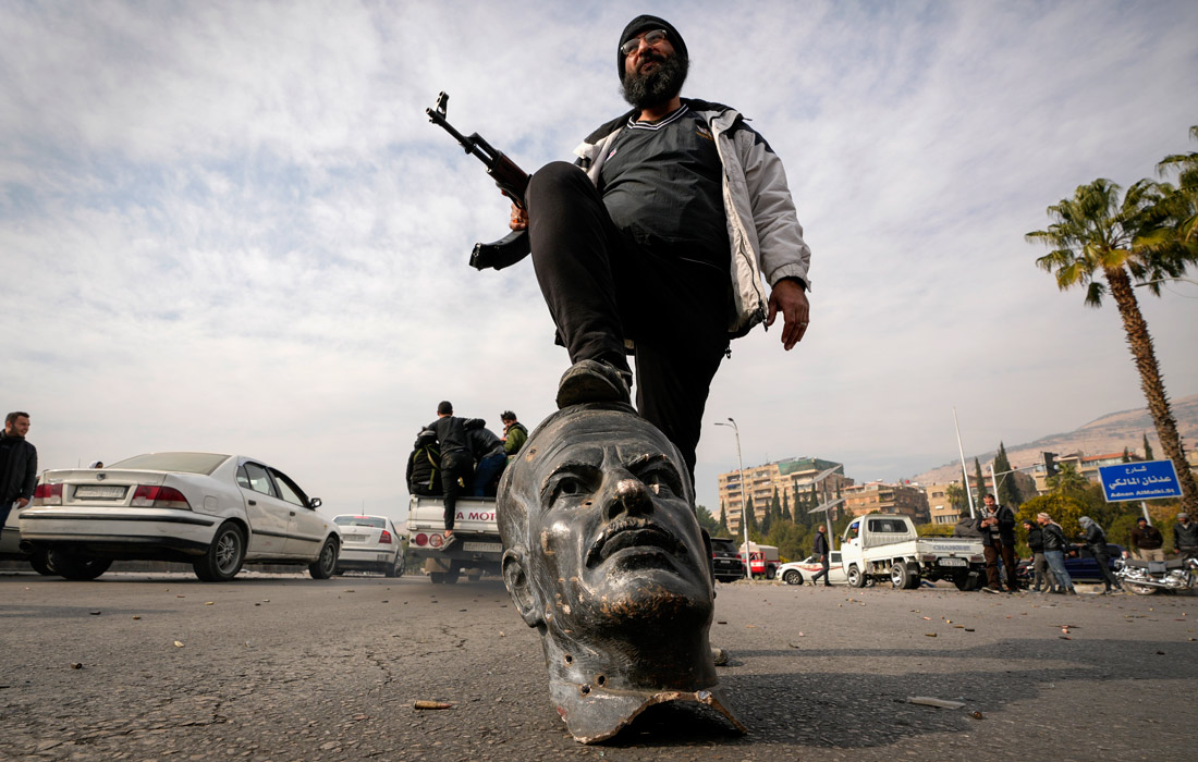 Утром 8 декабря 2024 года стало известно, что антиправительственные военные формирования вошли в Дамаск. Эти силы активизировались неделей ранее и быстро взяли под контроль несколько населенных пунктов в провинциях Идлиб и Алеппо. Президент Башар Асад покинул Сирию, власть перешла к вооруженной оппозиции.