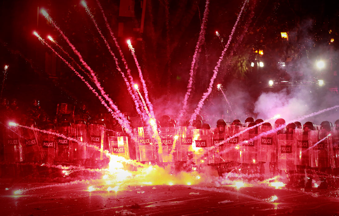 Акции протеста начались в Тбилиси возле парламента Грузии вечером 28 ноября после решения правительства отложить переговоры по вступлению в Евросоюз до 2028 года. За правонарушения были задержаны более 400 человек.