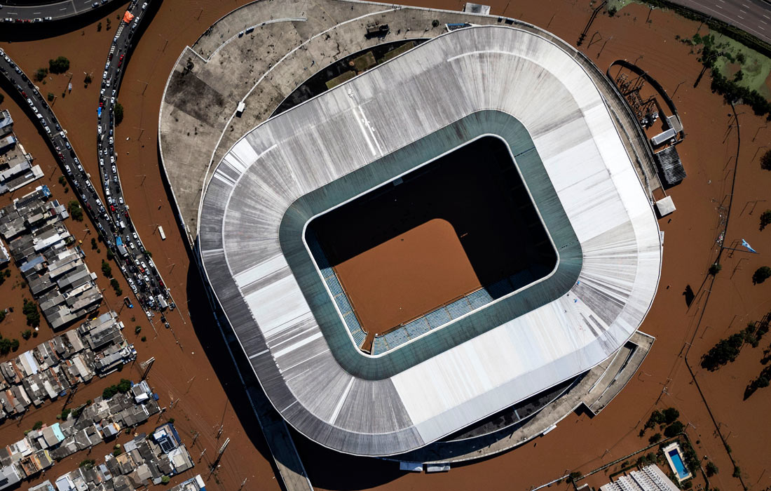 В мае из-за самого мощного за последние 80 лет наводнения в Бразилии погибли по меньшей мере 180 человек. На фото: затопленный стадион "Арена ду Гремио" в Порту-Алегри.