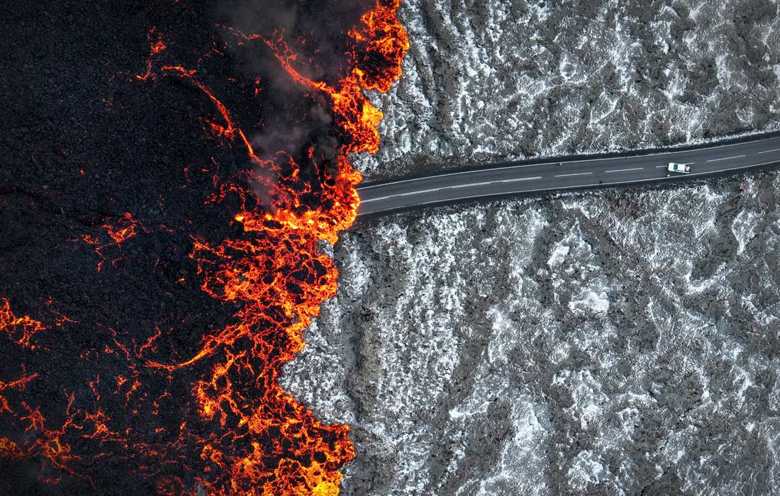 21 ноября на юго-западе Исландии в седьмой раз за год начал извержение вулкан Сундхнукур на полуострове Рейкьянес. Многие жители покинули город Гриндавик из-за частых извержений, которые повредили городскую инфраструктуру.