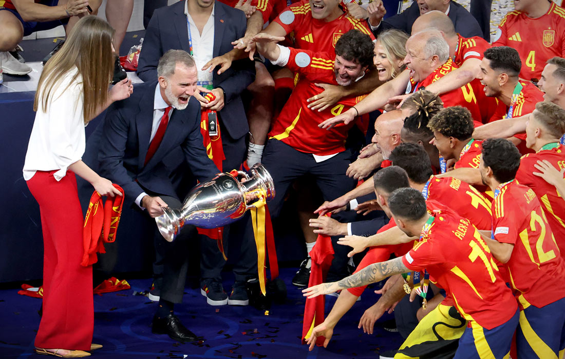 14 июля в Берлине прошел финальный матч Евро-2024, в котором сборная Испании обыграла команду Англии со счетом 2:1 и стала четырехкратным чемпионом турнира. Король Испании Фелипе VI (на фото) и инфанта София поздравили сборную с победой.