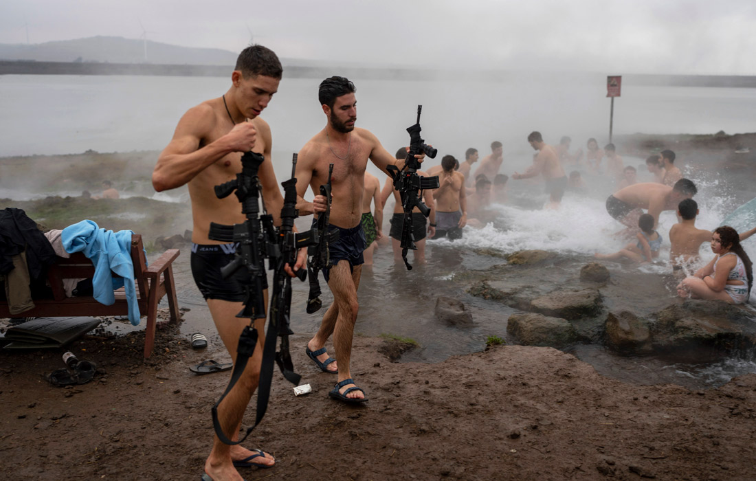 27 ноября вступила в силу договоренность о прекращении огня между Израилем и "Хезболлой". Израиль и Ливан приняли поддержанное США предложение о прекращении 13-месячного пограничного конфликта, который в сентябре перерос в полномасштабную войну. На фото: израильские солдаты вместе с местными жителями купаются в термальных источниках близ горы Бентал на Голанских высотах.