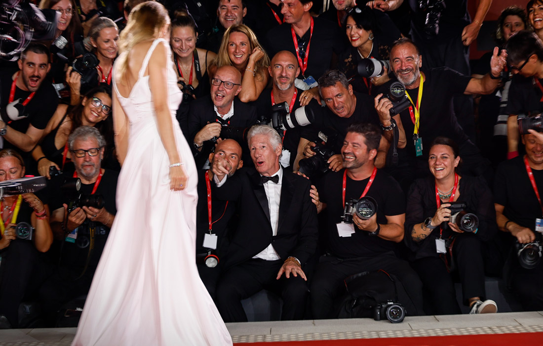 С 28 августа по 7 сентября на острове Лидо проходил Венецианский кинофестиваль. Голливудский актер Ричард Гир позировал фотографам с супругой Алехандрой Силва, которая младше его на 33 года.