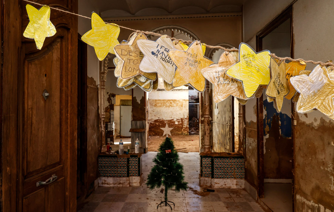 Подготовка к Рождеству в испанской Пайпорте, пострадавшей от наводнения в результате циклона "Дана"