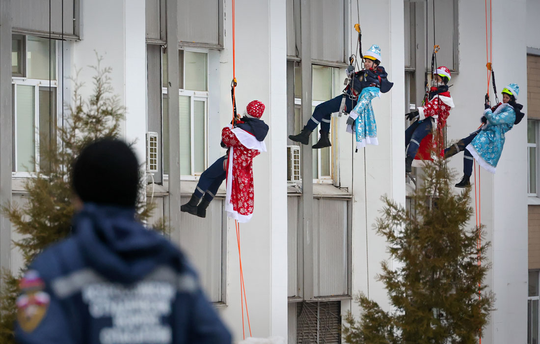 Десант Дедов Морозов в детской больнице в Москве