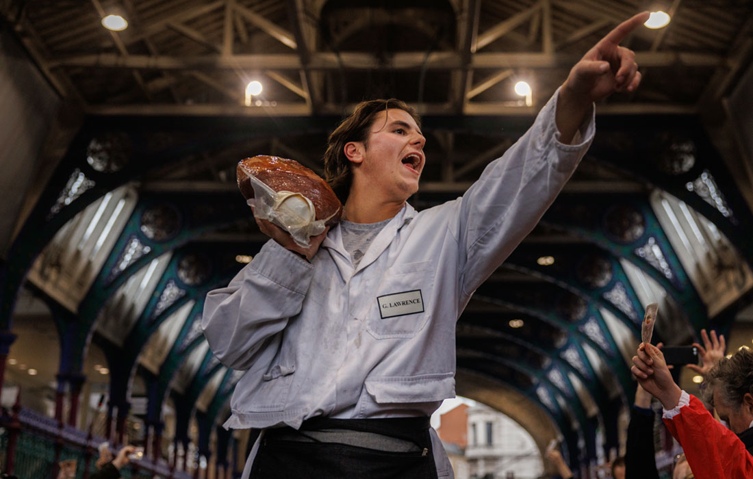 Рождественская распродажа на рынке Смитфилд в Лондоне