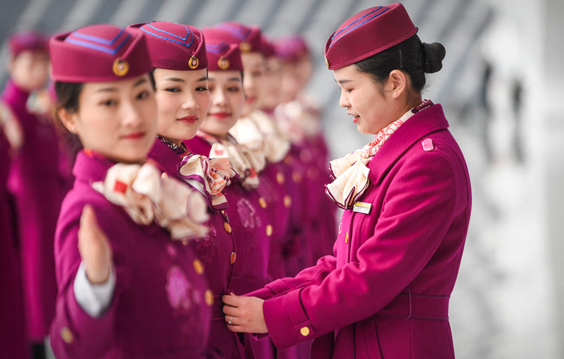 Тренинг по этикету для работников высокоскоростной железной дороги в китайском Чунцине