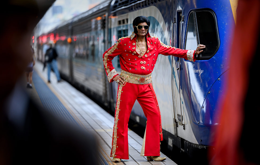 Поезд "Элвис-экспресс" отправился из Сиднея в Паркс на ежегодный фестиваль Элвиса Пресли