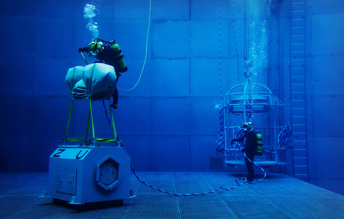 Водолазы ВМС Тайваня во время учений на территории военно-морской базы в Гаосюне