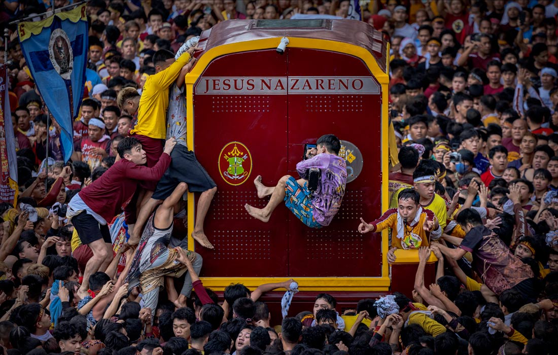 В столице Филиппин Маниле состоялась религиозная процессия в честь "Черного Назарянина". Шествие ежегодно собирает миллионы участников, которые стремятся лично прикоснуться к деревянной статуе Христа, веря в ее чудотворную силу.