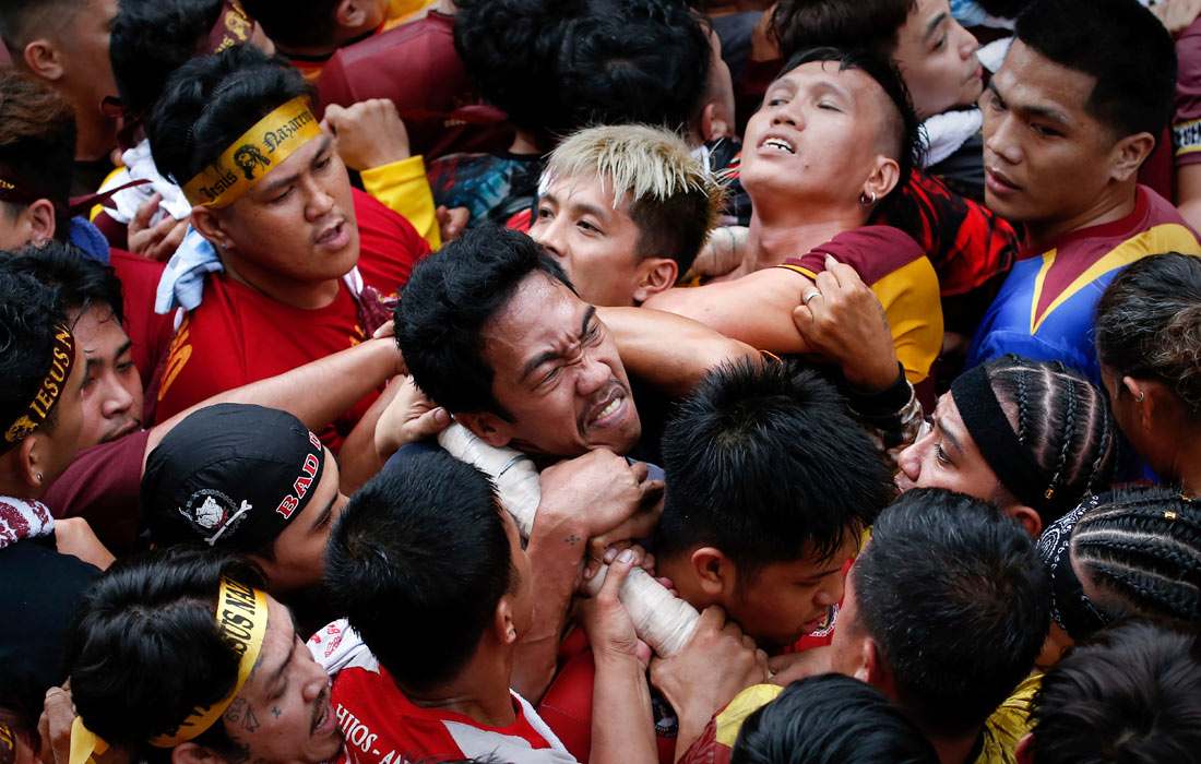 Участники религиозной процессии в честь "Черного Назарянина" в столице Филиппин Маниле