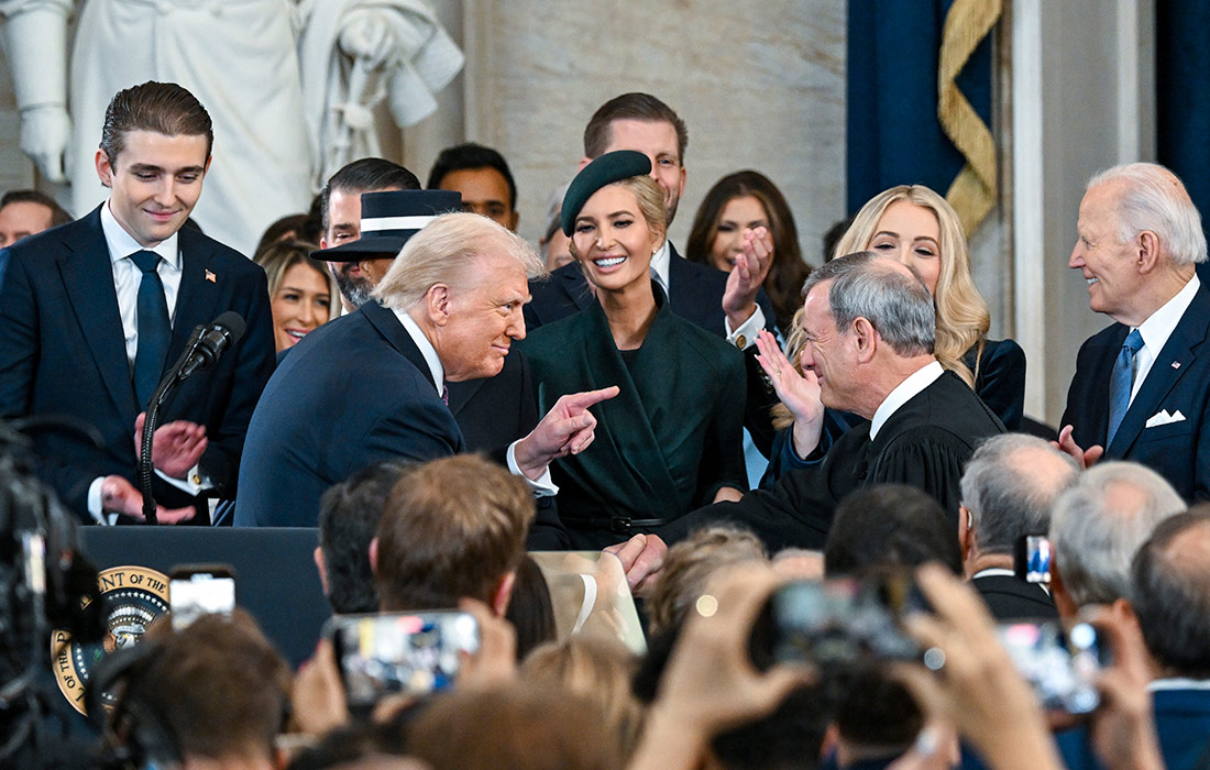 Президент США Дональд Трамп и председатель Верховного суда США Джон Гловер Робертс после принятия присяги