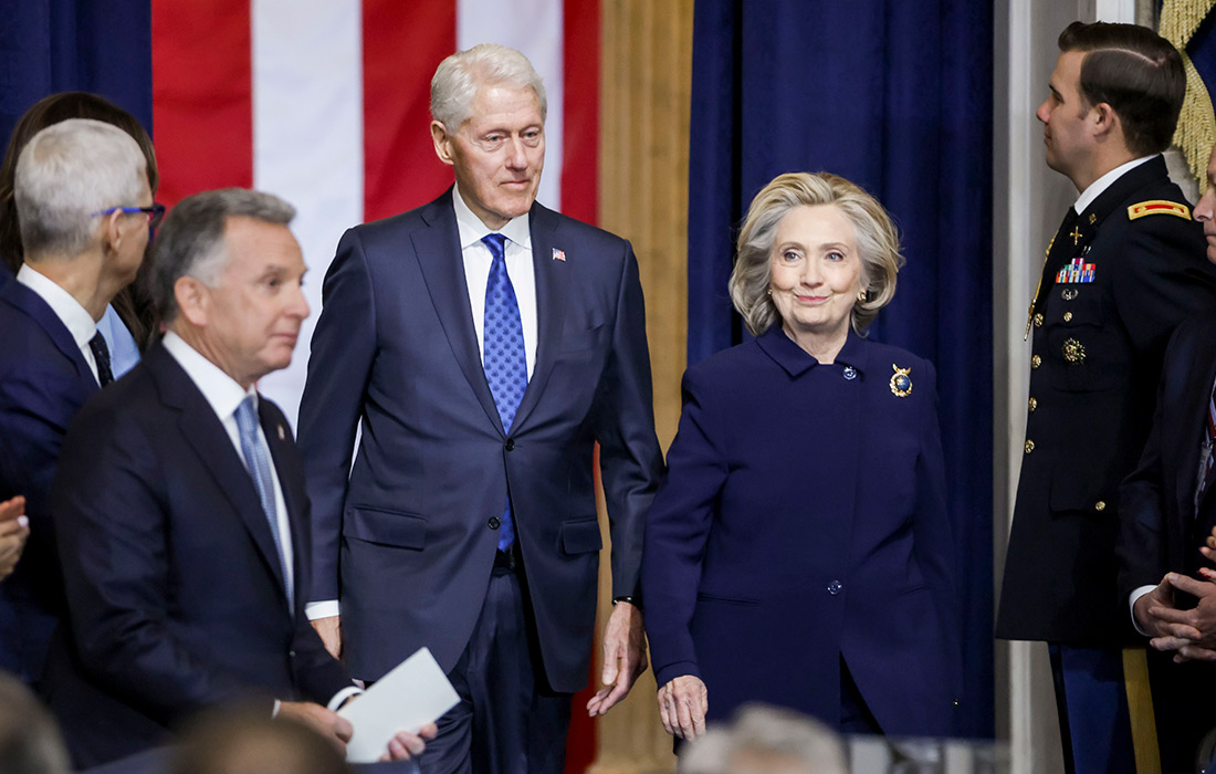 Бывший президент США Билл Клинтон и его супруга, бывший Госсекретарь США Хиллари Клинтон