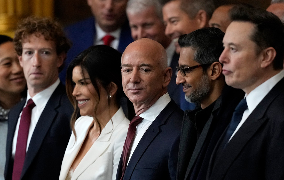 Основатель и глава Meta (признана в РФ экстремистской организацией и запрещена) Марк Цукерберг, журналистка и невеста основателя Amazon Джеффа Безоса Лорен Санчес, Джефф Безос, главный исполнительный директор Google Сундар Пичаи и главный исполнительный директорTesla Илон Маск (слева направо)