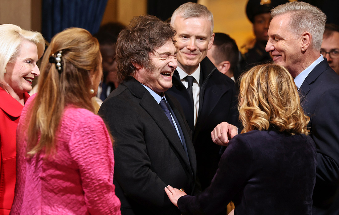 Президент Аргентины Хавьер Милей (в центре) и премьер-министр Италии Джорджа Мелони перед церемонией инаугурации