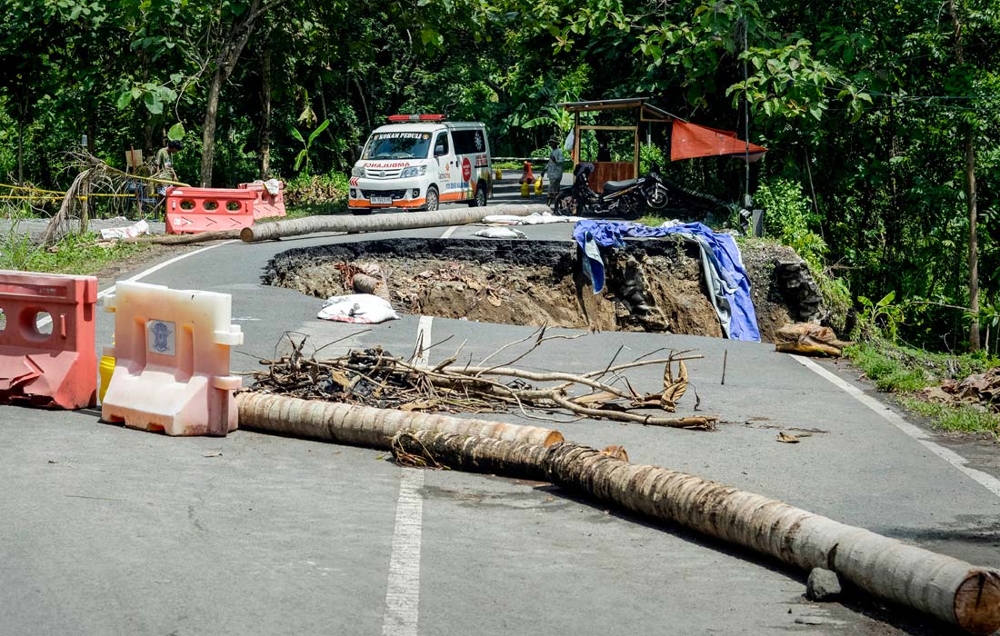 Последствия оползня в индонезийской Джокьякарте