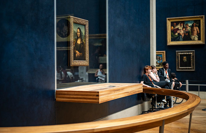 Директор Лувра пожаловалась на аварийное состояние помещений музея