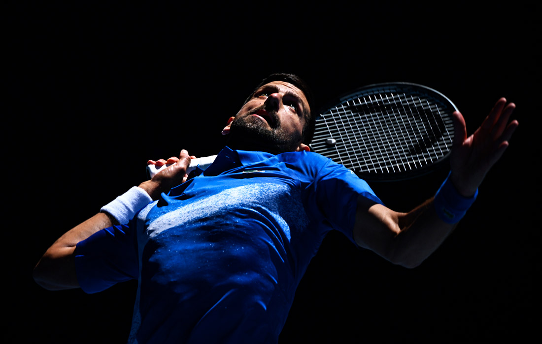 Сербский теннисист Новак Джокович (на фото) выбыл из турнира Большого шлема Australian Open, не доиграв полуфинальный матч с немцем Александром Зверевым