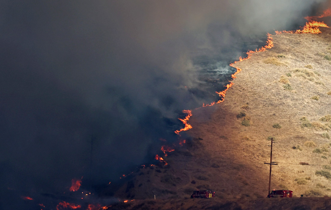 В ликвидации нового природного пожара на территории Калифорнии задействованы свыше 4 тыс. пожарных