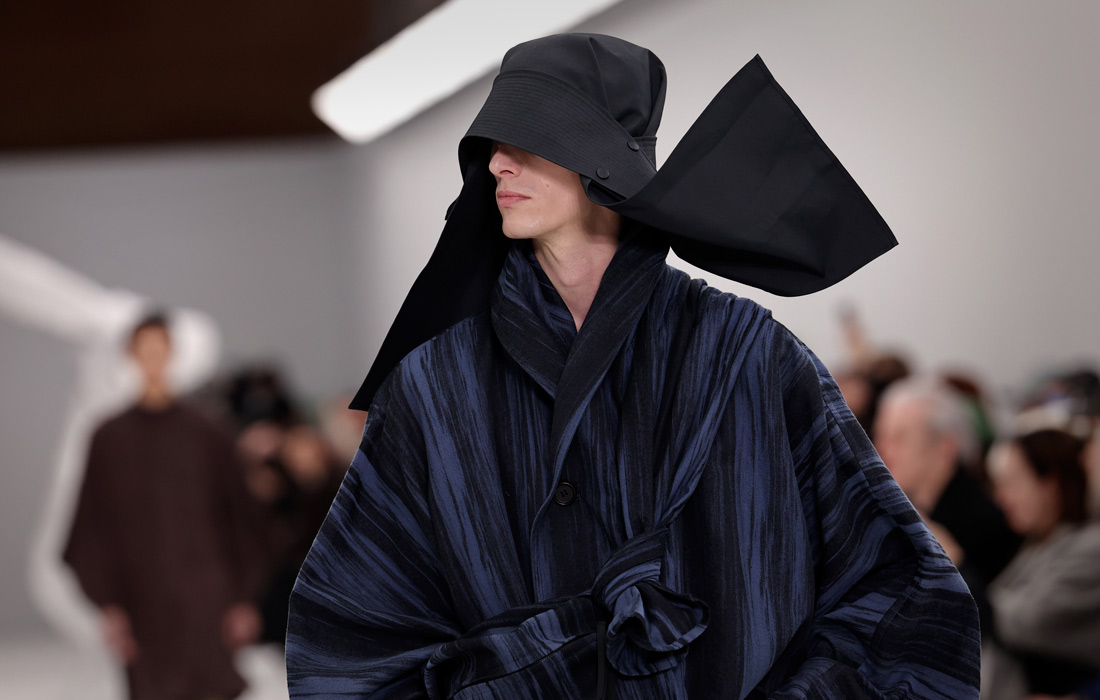 Показ коллекции Issey Miyake на Неделе мужской моды в Париже