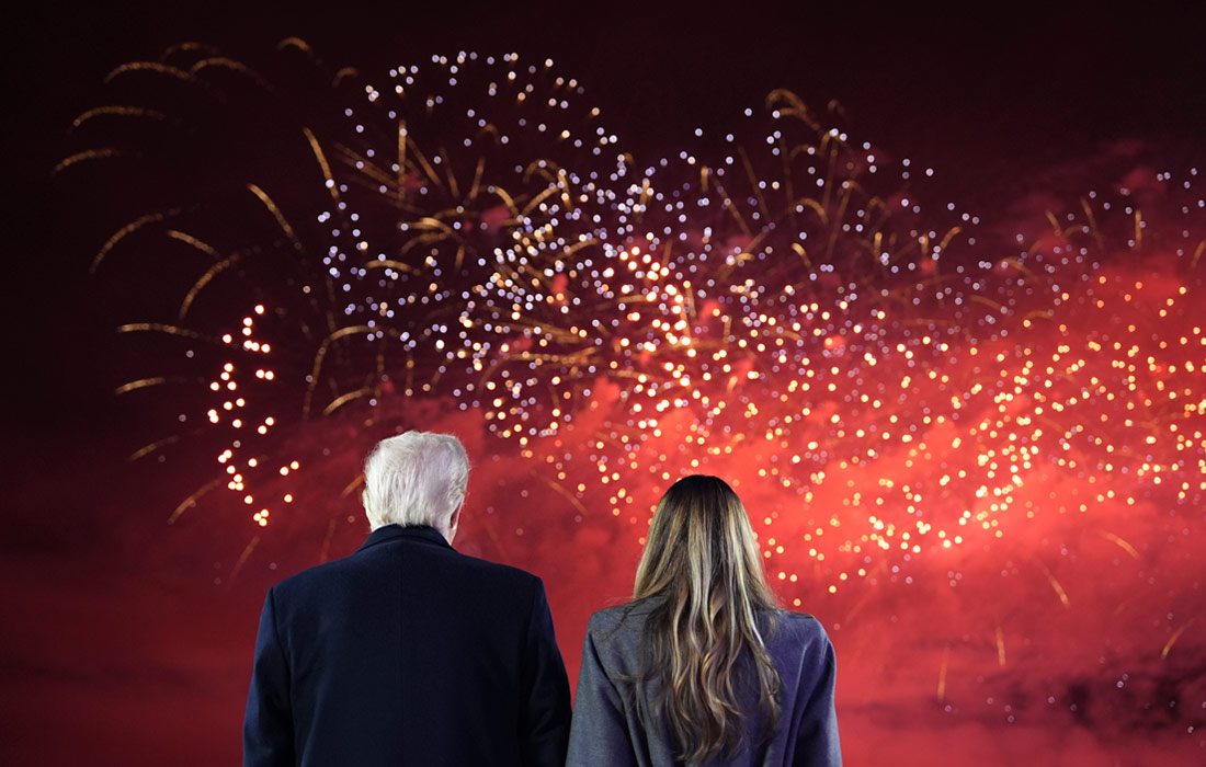 Избранный президент США Дональд Трамп и его супруга Мелания во время фейерверка в честь предстоящей инаугурации в гольф-клубе в Стерлинге