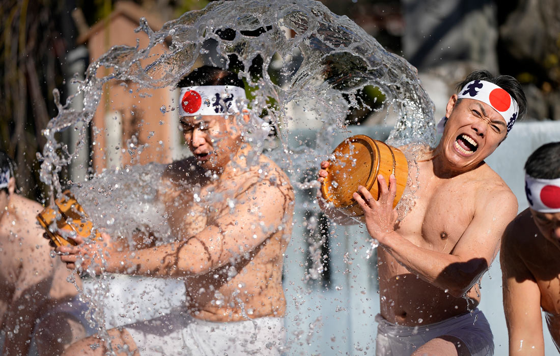 Ежегодный фестиваль обливания ледяной водой в синтоистском храме Канда Медзин в Токио