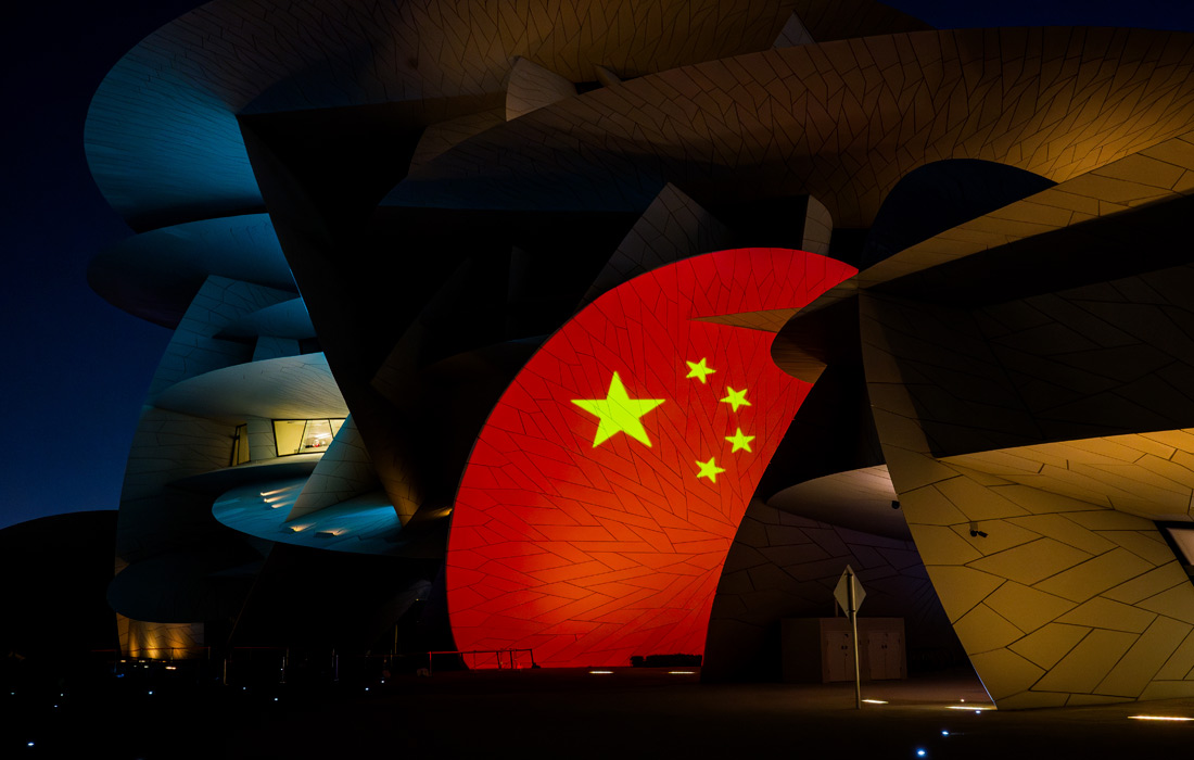 Национальный флаг Китая на здании Национального музея Катара в Дохе