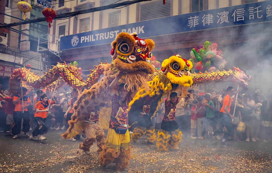 Артисты исполняют традиционный танец огненного дракона в Маниле, Филиппины