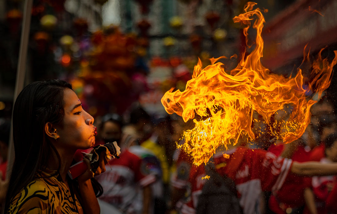 Участница уличного представления в столице Филиппин