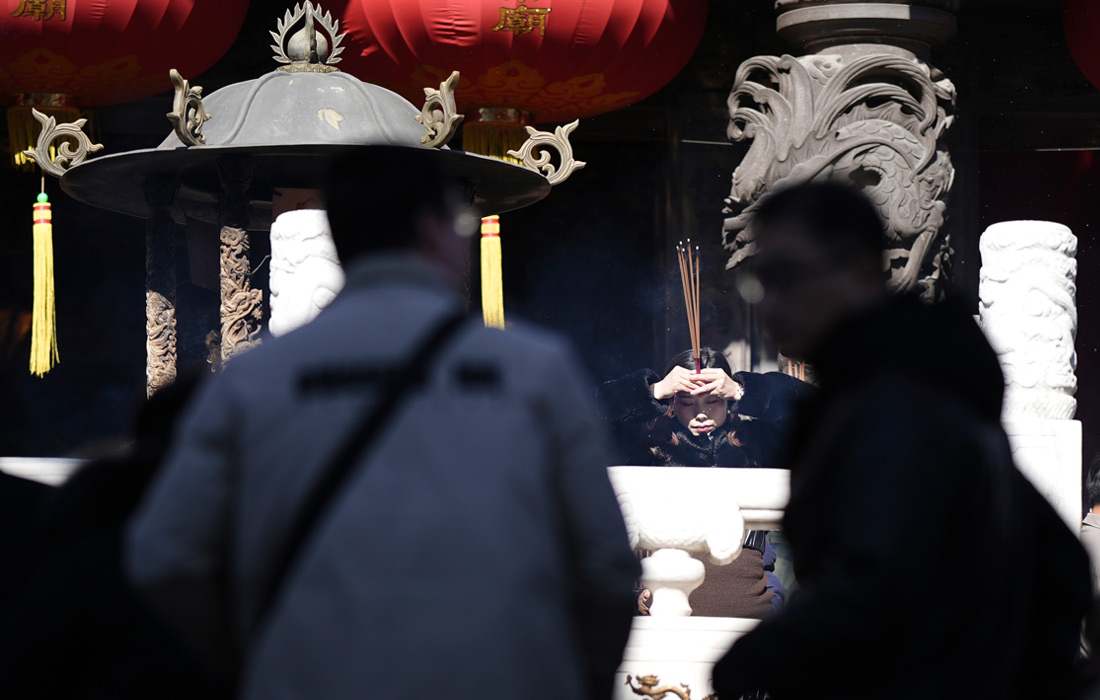 Верующие в храме в Йокогаме к югу от Токио