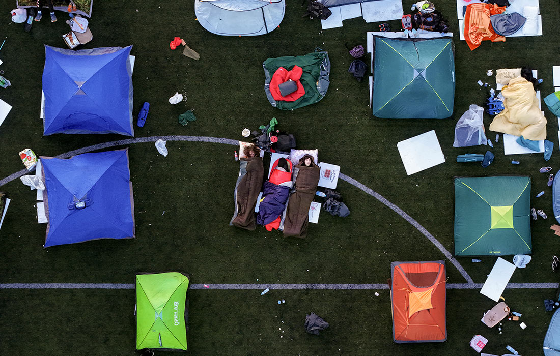 В сербской Инджии студенты провели акцию протеста на футбольном стадионе из-за обрушения бетонного козырька на вокзале в Нови-Саде