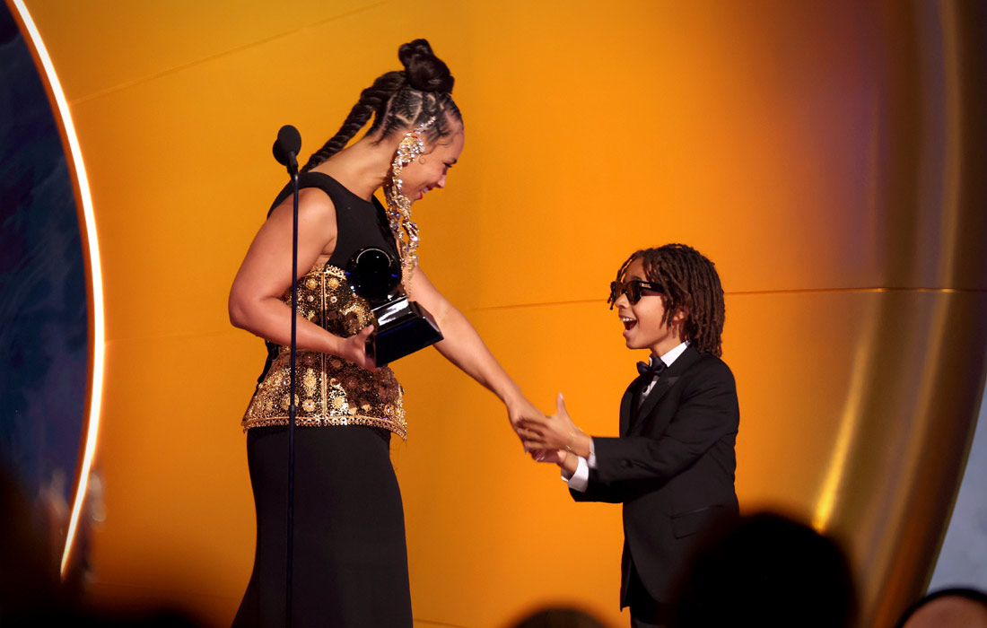 Алиша Кис с почетной наградой Dr. Dre Global Impact Award