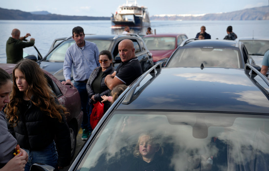 Туристы покидают греческий остров Санторини из-за землетрясений